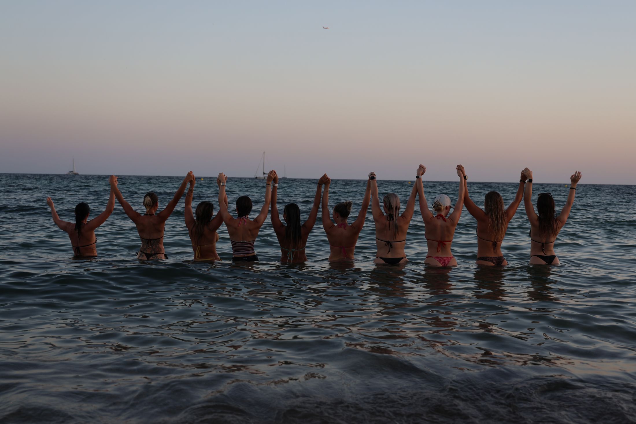 Gruppe von Frauen im Meer bei Sonnenuntergang, Mallorca 2026